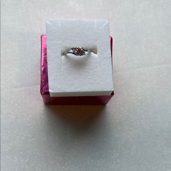 Jewelry - Elegant Silver and Pink‎ Solitaire Ring